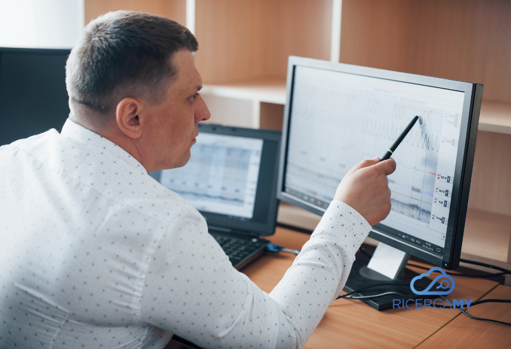 Ingegnere di Processo Senior che ottimizza linee di produzione industriali