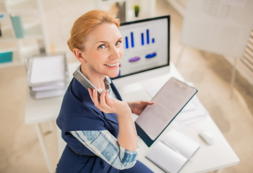 Pricing & Promotion Specialist al lavoro su dashboard di analisi prezzi e promozioni retail